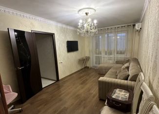 Сдается однокомнатная квартира, 40 м2, Астрахань, улица Космонавтов, 2