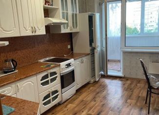 Аренда 3-ком. квартиры, 68 м2, Тольятти, улица Автостроителей, 59