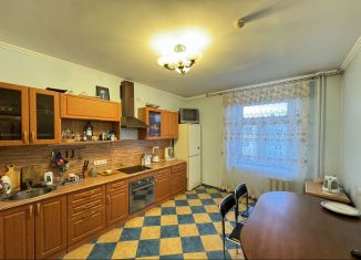 Сдается в аренду трехкомнатная квартира, 90 м2, Омск, Братская улица, 19, Октябрьский округ