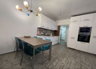 Сдаю четырехкомнатную квартиру, 100 м2, Сочи, улица Яна Фабрициуса, 2/4Б, микрорайон Яна Фабрициуса