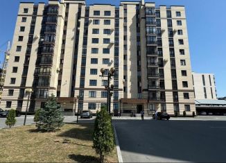 Продам 3-ком. квартиру, 74 м2, Владикавказ, улица Астана Кесаева, 44В