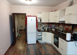 Продам 3-комнатную квартиру, 107 м2, Астрахань, улица Кирова, 87