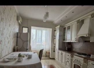 Сдам в аренду 3-ком. квартиру, 120 м2, Грозный, бульвар Султана Дудаева, 28, 7-й микрорайон