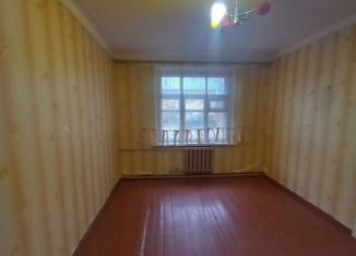 Продаю 2-ком. квартиру, 40 м2, Боровичи, улица Энгельса, 4