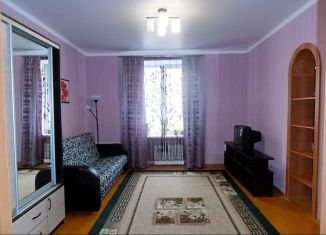 Сдается двухкомнатная квартира, 60 м2, Челябинск, улица Гагарина, 12