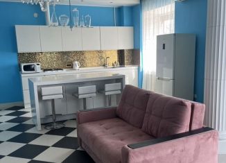 Сдается в аренду двухкомнатная квартира, 117 м2, Тверь, улица Лидии Базановой