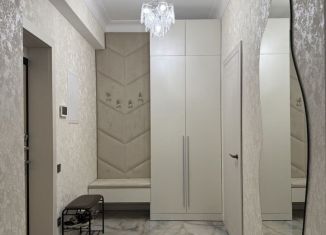 Сдается четырехкомнатная квартира, 92 м2, Махачкала, улица Заманова, 47И, Кировский внутригородской район