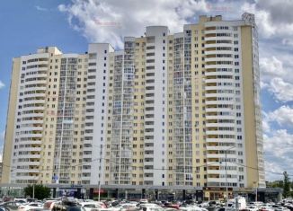 Продаю 2-ком. квартиру, 75 м2, Екатеринбург, улица 8 Марта, 167, метро Геологическая