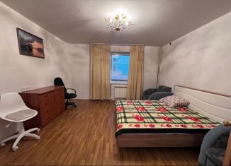Сдам 2-ком. квартиру, 64 м2, Челябинск, улица Университетская Набережная, 80