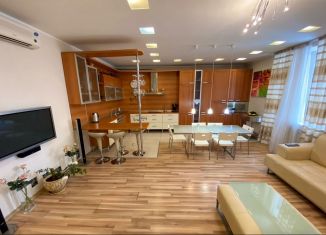 Сдам в аренду 4-ком. квартиру, 130 м2, Челябинск, улица Чичерина, 38Б, Калининский район
