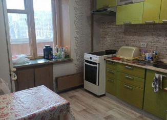 Сдаю 2-ком. квартиру, 50 м2, Киров, улица Молодой Гвардии, 8