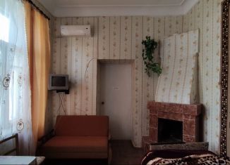 Продам трехкомнатную квартиру, 40 м2, Алушта, улица Горького, 10