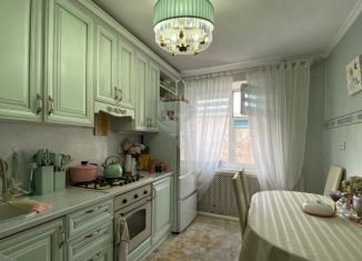 Продаю 4-ком. квартиру, 90 м2, Грозный, улица Хамзата У. Орзамиева, 15