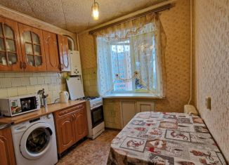 Сдается в аренду трехкомнатная квартира, 55 м2, Бугуруслан, Московская улица, 44