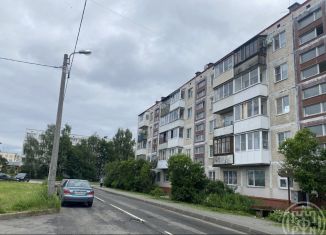 Продам 3-комнатную квартиру, 62 м2, Ломоносов, Швейцарская улица, 8к1