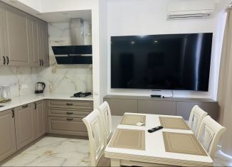 Сдача в аренду 2-ком. квартиры, 60 м2, Сочи, улица Кирова, 35, микрорайон Центральный