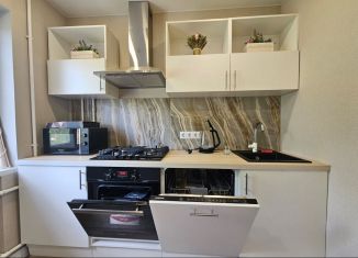 Продаю трехкомнатную квартиру, 55 м2, Сочи, улица Ленина, 54, микрорайон Черемушки