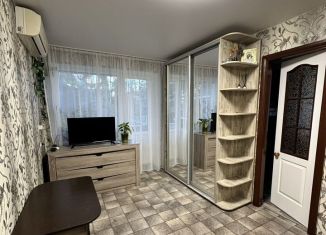 Сдам в аренду 3-комнатную квартиру, 42 м2, Судак, улица Ушакова, 2