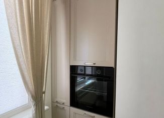 Сдам в аренду трехкомнатную квартиру, 90 м2, Махачкала, улица Абдулхакима Исмаилова, 76А