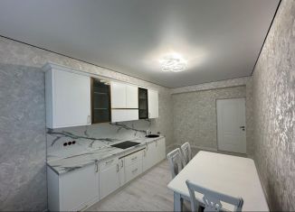 Сдается 2-ком. квартира, 70 м2, Грозный, улица Сайпуддина Шарпудиновича Лорсанова, 11