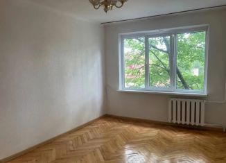 Продается трехкомнатная квартира, 62 м2, Нальчик, улица Нахушева, 93, район Центр