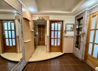 Продам 2-ком. квартиру, 54.3 м2, Киров, Пятницкая улица, 28