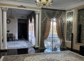 Сдается трехкомнатная квартира, 120 м2, Каспийск, улица Байрамова, 4А