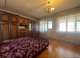 Продам 4-комнатную квартиру, 90 м2, Батайск, Южная улица, 44