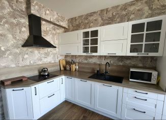 Сдаю в аренду трехкомнатную квартиру, 80 м2, Санкт-Петербург, Богатырский проспект, 55к1