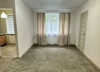 Продаю 2-комнатную квартиру, 42 м2, Серпухов, улица Народного Ополчения, 1Б