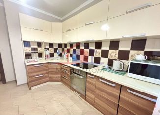 Сдаю в аренду двухкомнатную квартиру, 56 м2, Старый Оскол, микрорайон Дубрава, квартал 3, 38