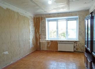 Продам 2-ком. квартиру, 50 м2, Кирово-Чепецк, улица 60 лет Октября, 26к2