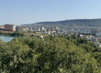 Сдаю в аренду 2-ком. квартиру, 55 м2, Махачкала, улица Магомета Гаджиева, 200