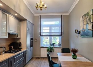 Трехкомнатная квартира на продажу, 113 м2, Калининград, улица Дмитрия Донского, 42