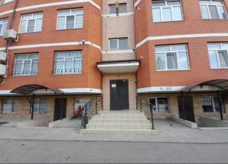 Сдается 2-ком. квартира, 80 м2, Дагестан, улица Гагарина, 55В