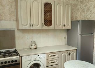 Сдача в аренду 2-ком. квартиры, 45 м2, Махачкала, улица Титова, 18