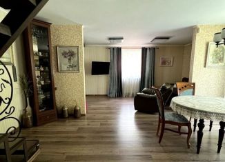 Сдается 2-ком. квартира, 82 м2, Калининград, улица Каштановая Аллея, 38