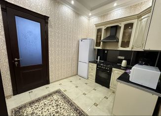 Сдам в аренду 2-ком. квартиру, 55 м2, Дагестан, улица Агасиева, 25А