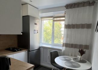 Продажа 2-ком. квартиры, 50 м2, Омск, Молодогвардейская улица, 7