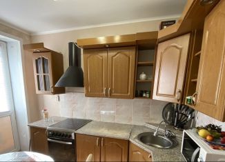 Продам 2-ком. квартиру, 48 м2, Астрахань, улица Куликова, 52