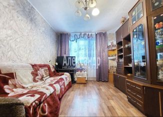 Продается 2-комнатная квартира, 45 м2, Кириши, улица Нефтехимиков, 3