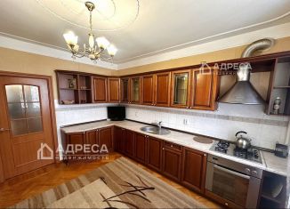 Сдаю 4-ком. квартиру, 135 м2, Азов, улица Мира, 12